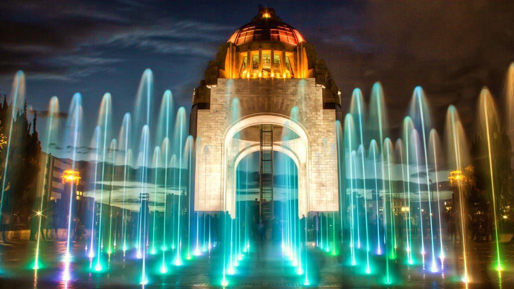 Fuente de agua interactiva Ecofénix en el momunento a la Revolución Mexicana